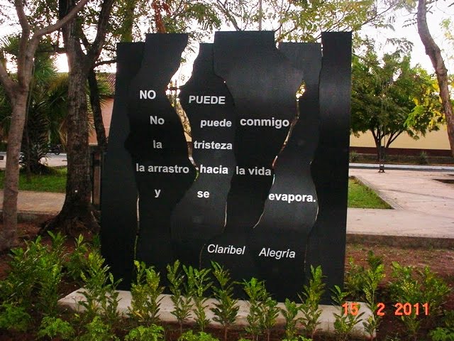 Escultura a Claribel Alegria